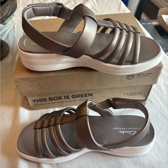 Clarks Cloudsteppers Strappy Sandals • Women’s Comfort Shoes • adjustable shoes - Picture 3 of 5